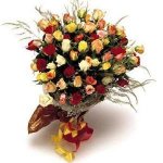 Bellí­simo ramo de rosas multicolor